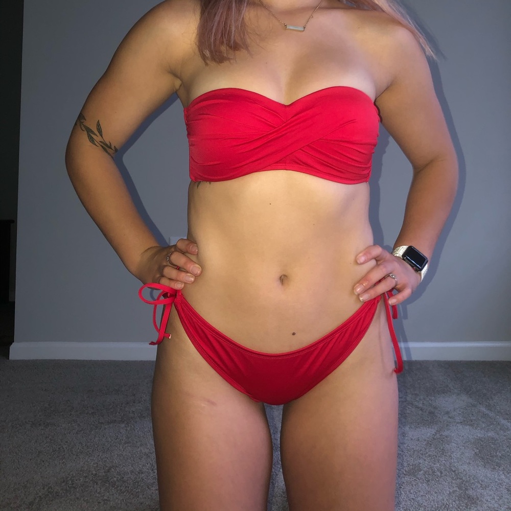 red bikini - Picture 2 of 4
